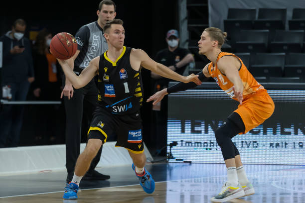 卫和四后卫 卫和四后卫